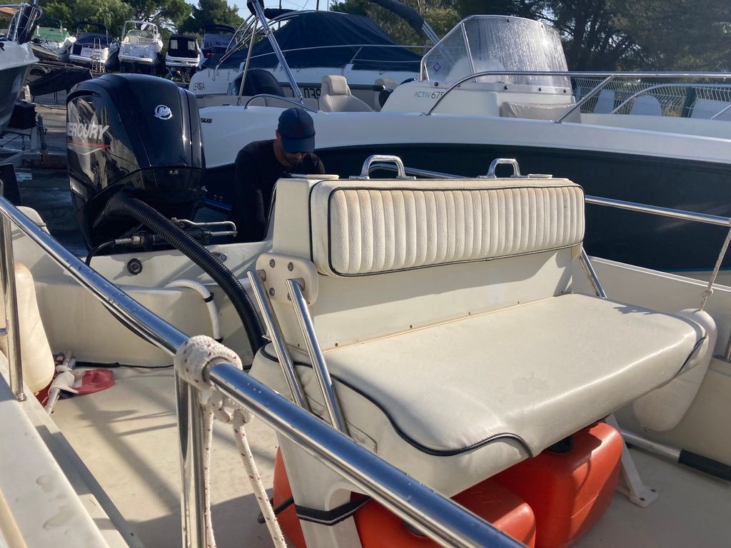 slider 8 Boston Whaler  17 Montauk